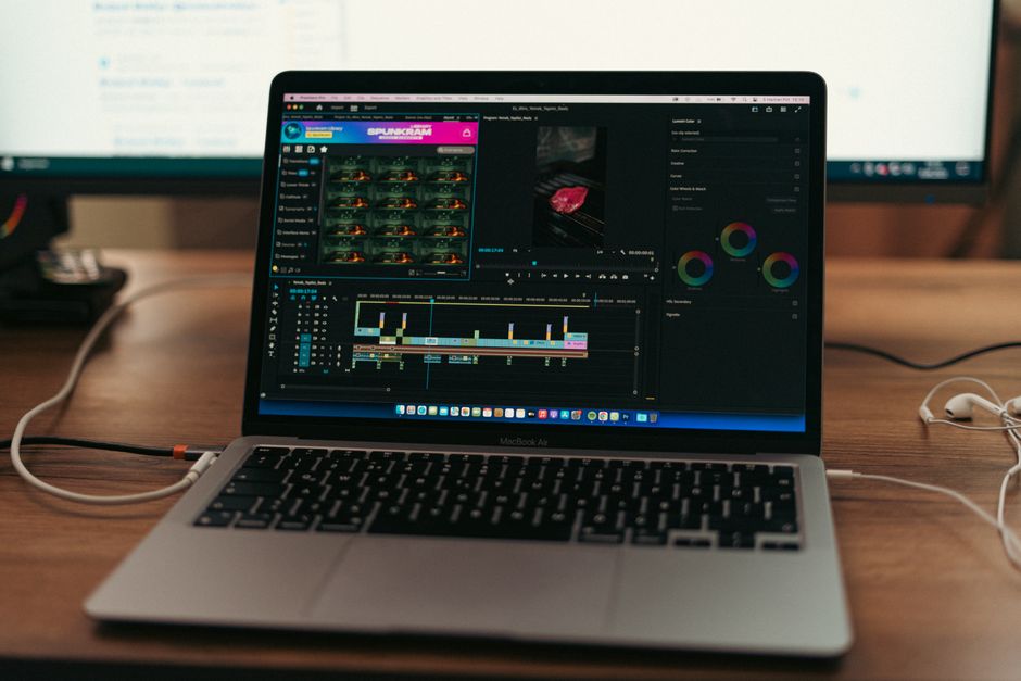 Traduzione video AI con voce originale: come funziona davvero